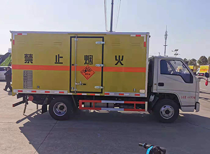 当涂爆破器材运输车工人安全操作规范与智能技术保障
